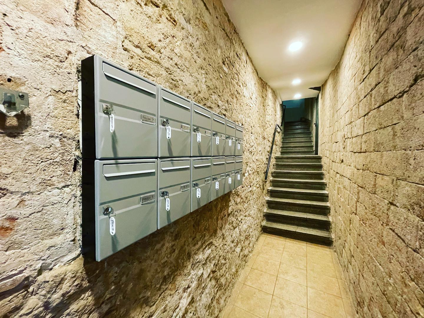 Buzones instalados por KEYVERLOCK en el portal de una comunidad.