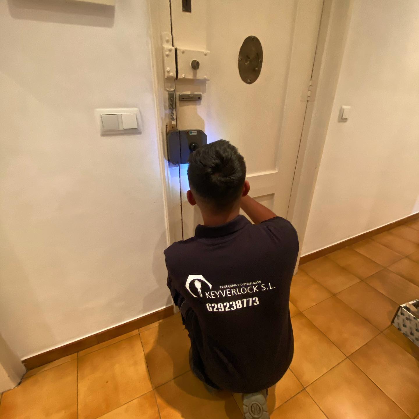 Trabajo de KEYVERLOCK en la cerradura de una puerta de vivienda.