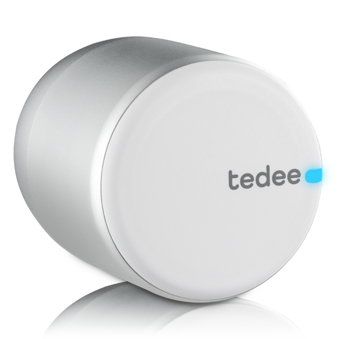Cerradura inteligente Tedee PRO plateada, imagen oficial del fabricante.